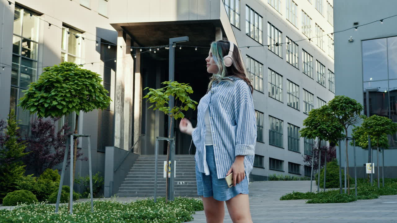 adolescente con auriculares al aire libre