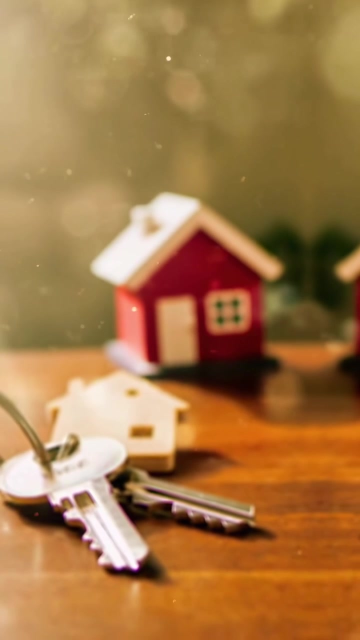 Chiavi e modellini di case in miniatura su un tavolo di legno