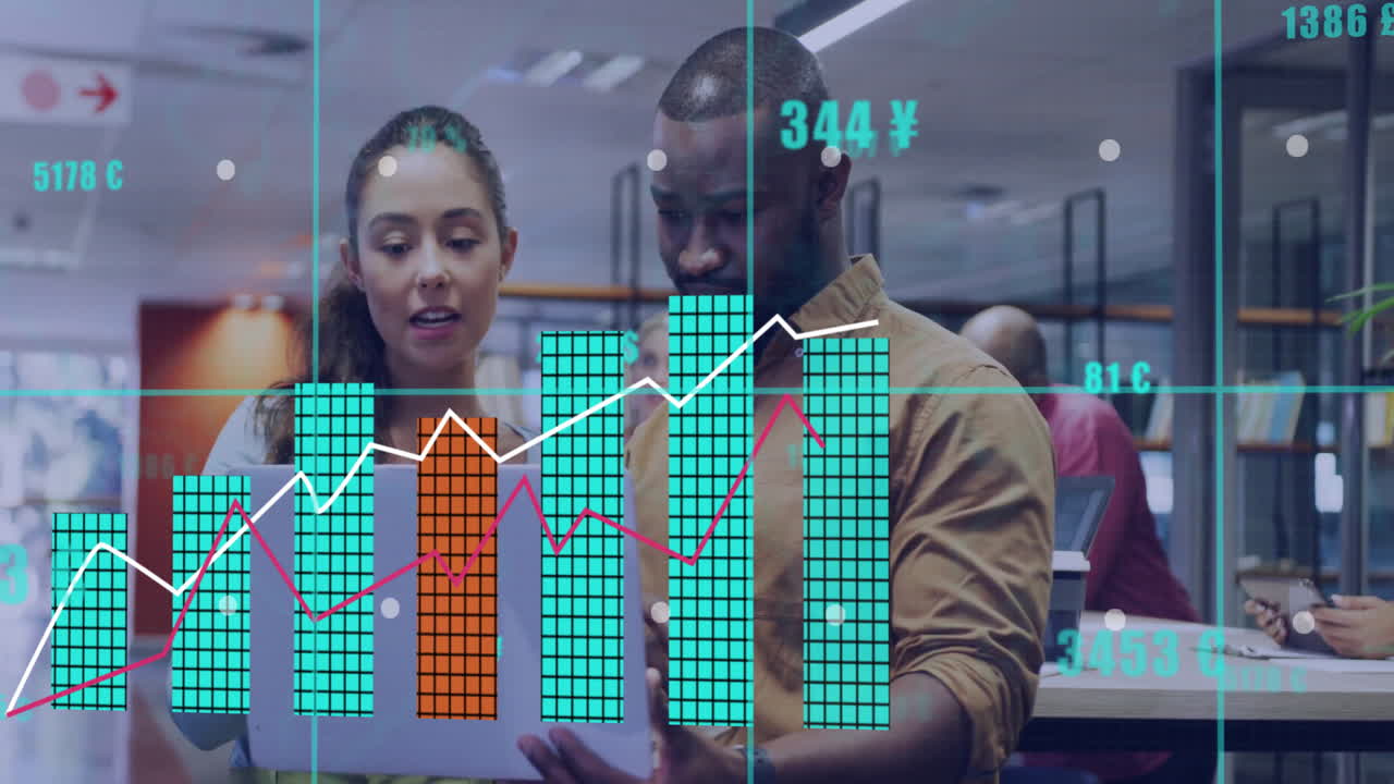 analizando la animación de datos financieros sobre diversas personas de negocios en la oficina