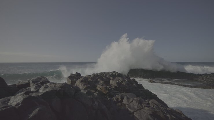 poderosas olas del océano chocando contra la costa rocosa