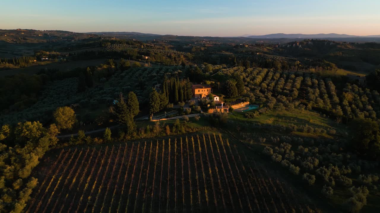 paralaje aéreo alrededor de la villa en la toscana mirando sobre los olivos