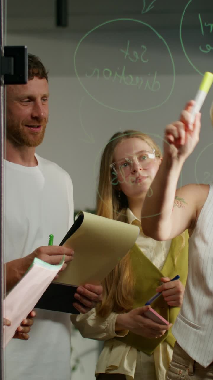 sesión de lluvia de ideas en equipo en una oficina moderna