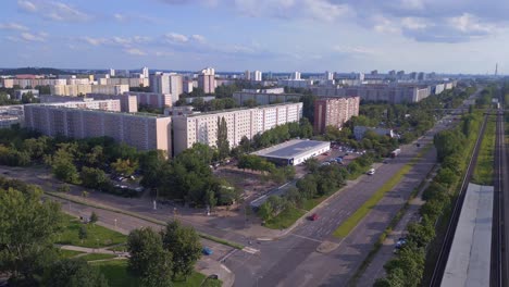 Bester-Flug-Von-Oben-Aus-Der-Luft,-Große-Plattenbau-Wohnung,-Plattenbau-Wohnanlage,-Berlin-Marzahn,-DDR-Sommer-2023