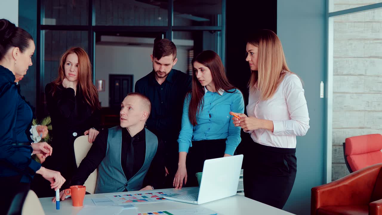 grupo de negocios confiado y atractivo se reúne en un edificio de oficinas moderno. discuten ideas para el desarrollo de su negocio