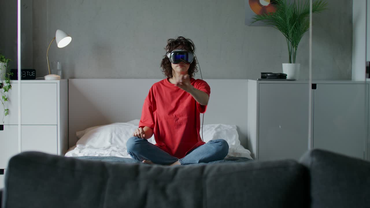 여자 가 침대 에 vr 헤드 을 착용 하여 명상 하고 있다