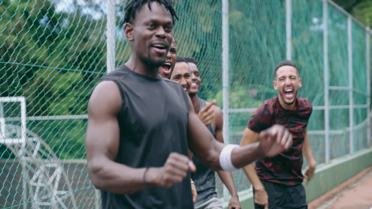 amigos en un juego de baloncesto para la motivación