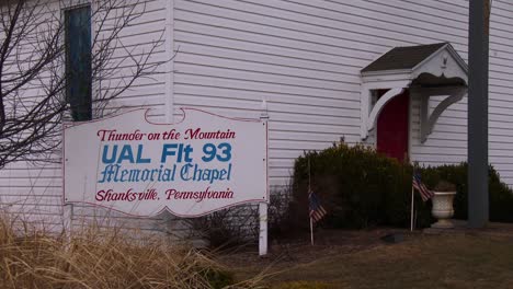 united flight 93의 희생자들은 shanksville pa 2 외부의 교회 기념관에서 경의를 표합니다.