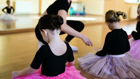 bambini in lezione di danza classica