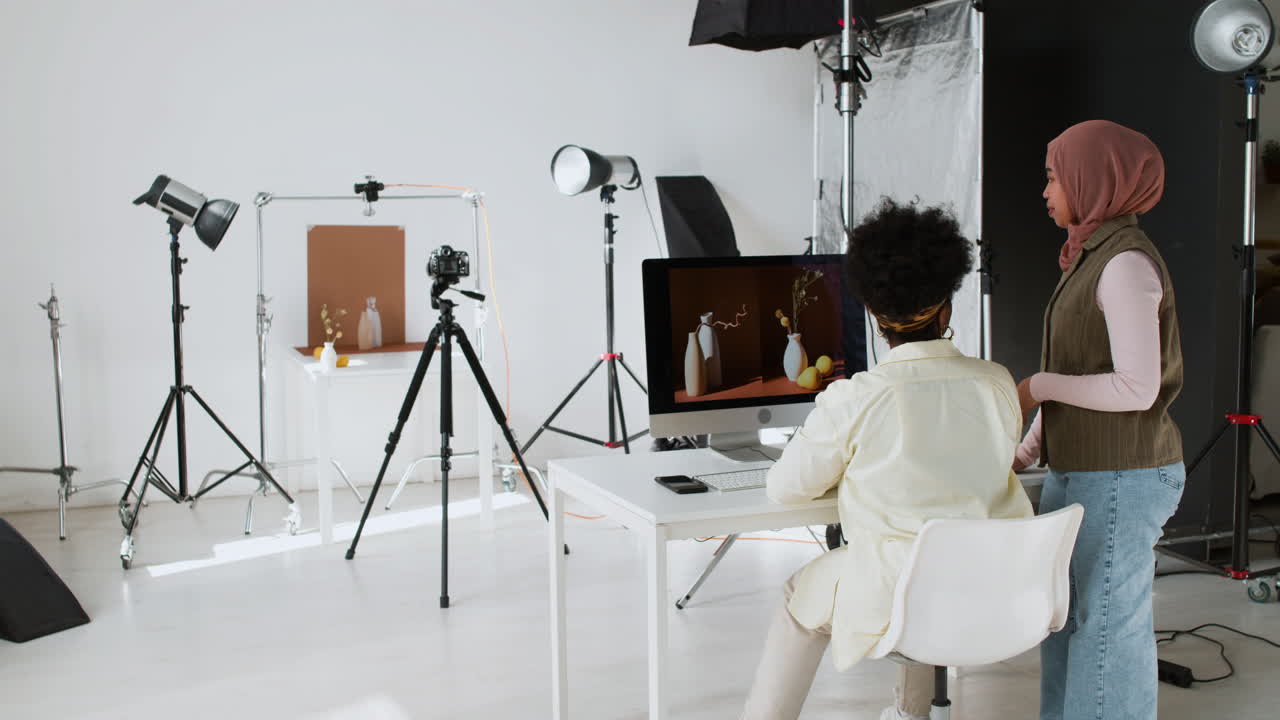 fotógrafos mirando las imágenes