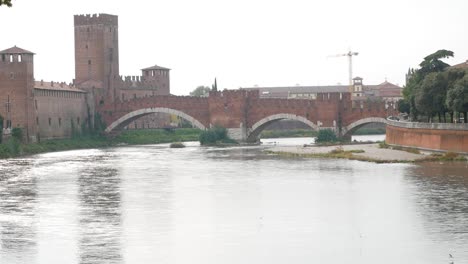 Brücke-Ponte-Scaligero-Und-Altes-Historisches-Schloss-In-Verona-Stadt,-Statische-Ansicht