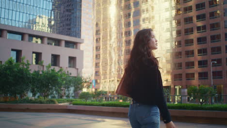 Mujer-Asiática-Yendo-A-La-Calle-Vista-Trasera.-Señora-Mira-Alrededor-De-Altos-Edificios-Urbanos.