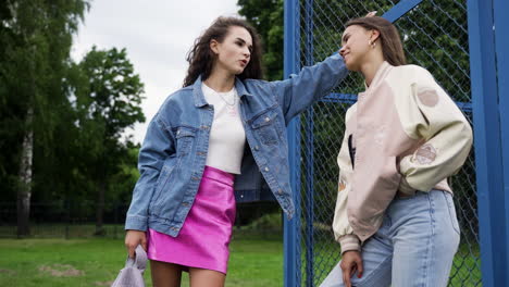 adolescentes hablando al aire libre