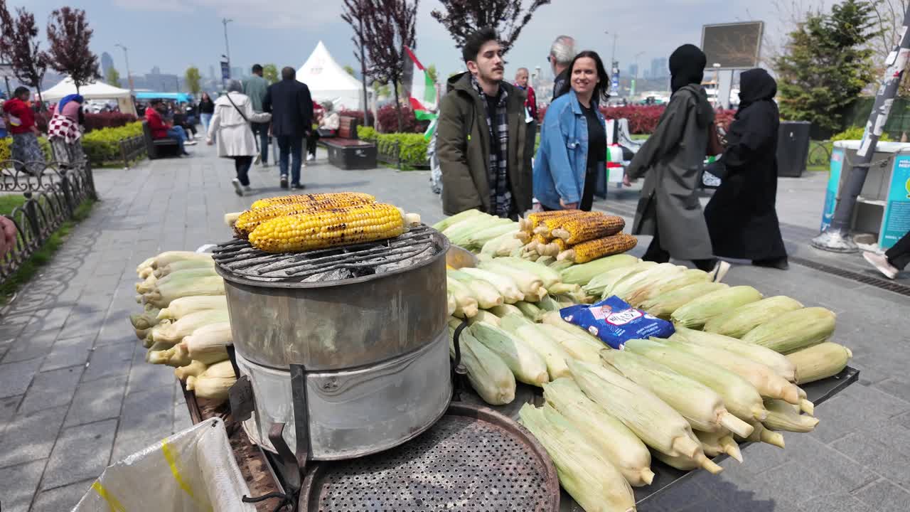 maíz a la parrilla en la mazorca vendedor de comida callejera