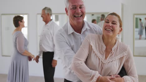 Una-Pareja-Mayor-Caucásica-Pasando-Tiempo-Juntos-En-Un-Salón-De-Baile