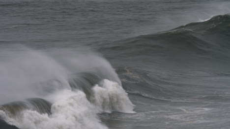 Enormes-Olas-Del-Océano-Aplastando-Y-Salpicando