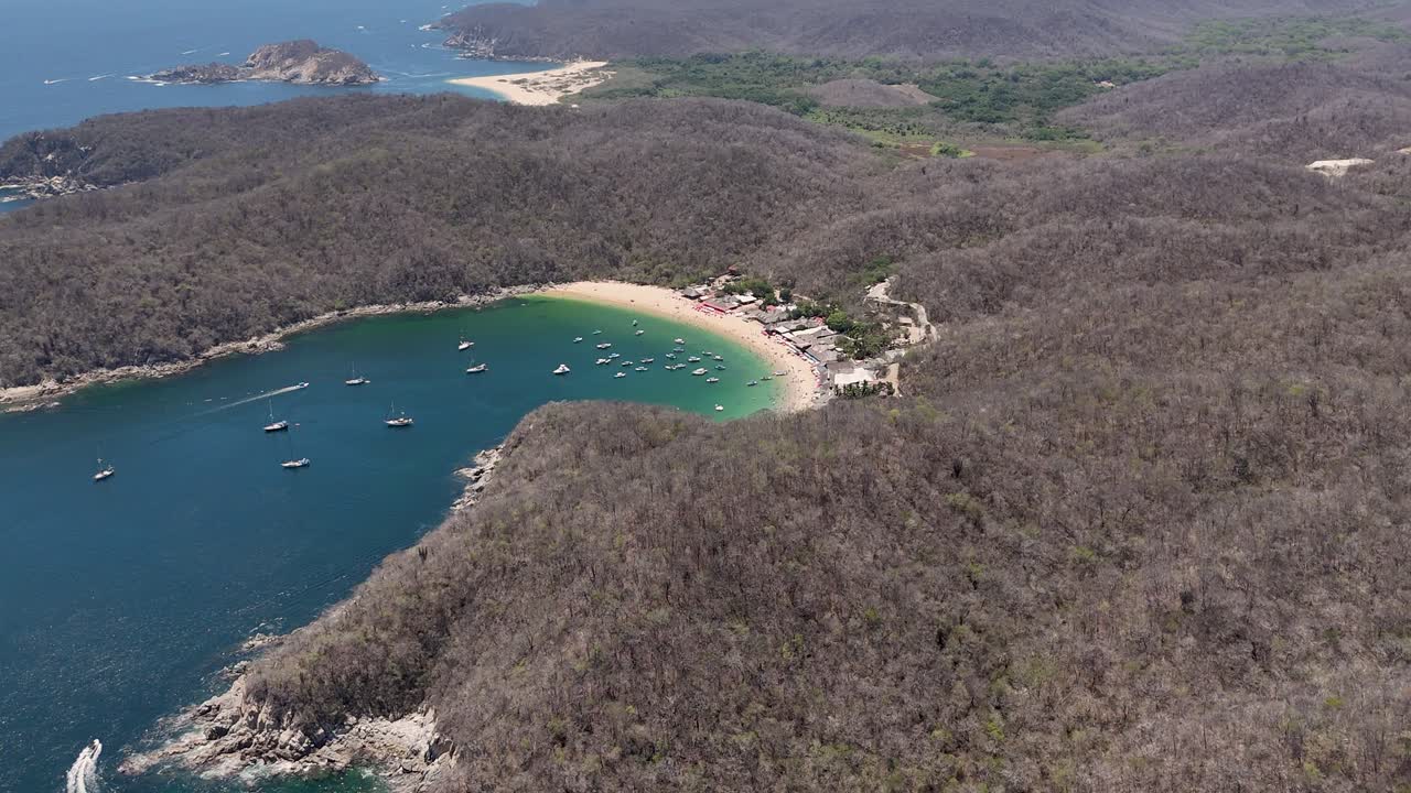 mirando hacia bahía el maguey desde arriba, huatulco, méxico