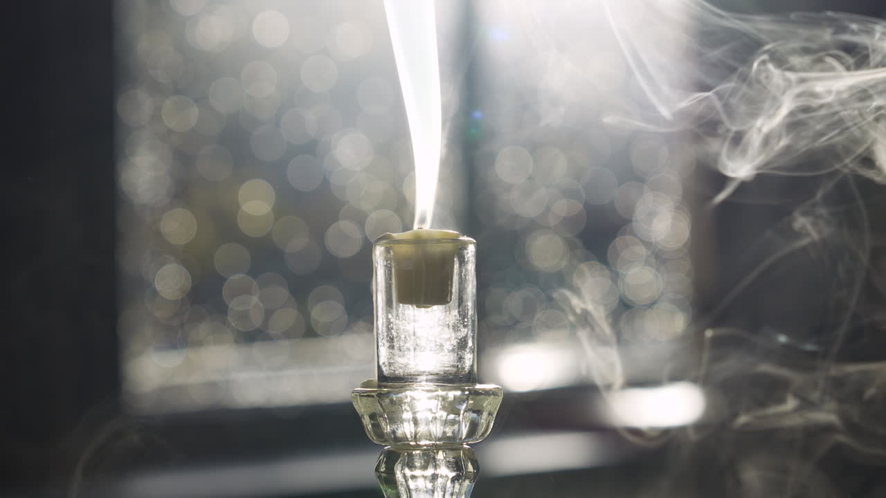 배경에 흐릿한 보케가 있는 불을 끄는 것