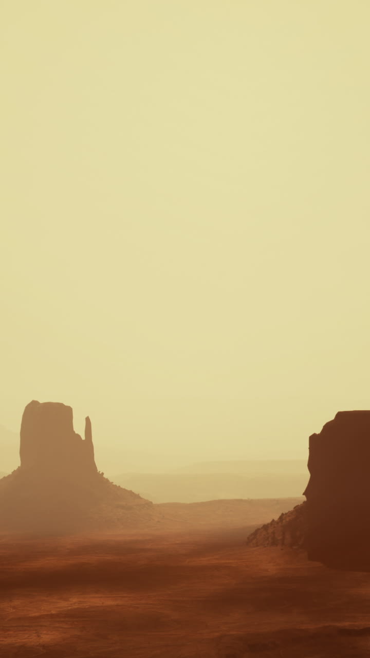 Paesaggio desertico della Monument Valley al tramonto