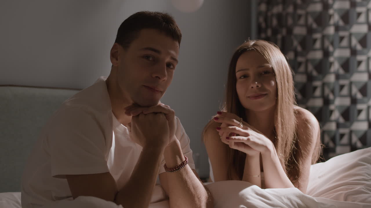 침대에서 휴식을 취하는 커플