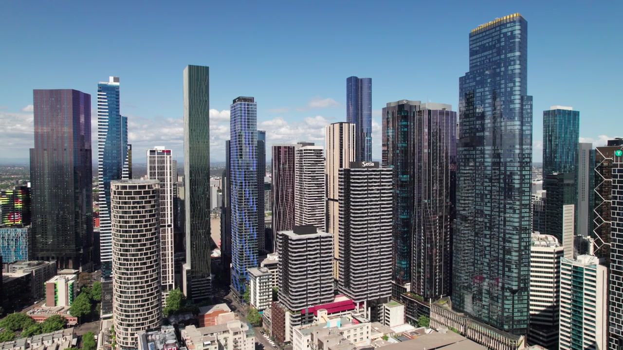 Arranha-céus no Distrito Financeiro Central de Melbourne, imagem de drone 4K
