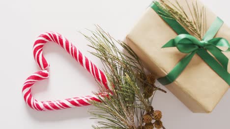 video de dos bastones de navidad y decoraciones sobre un fondo blanco