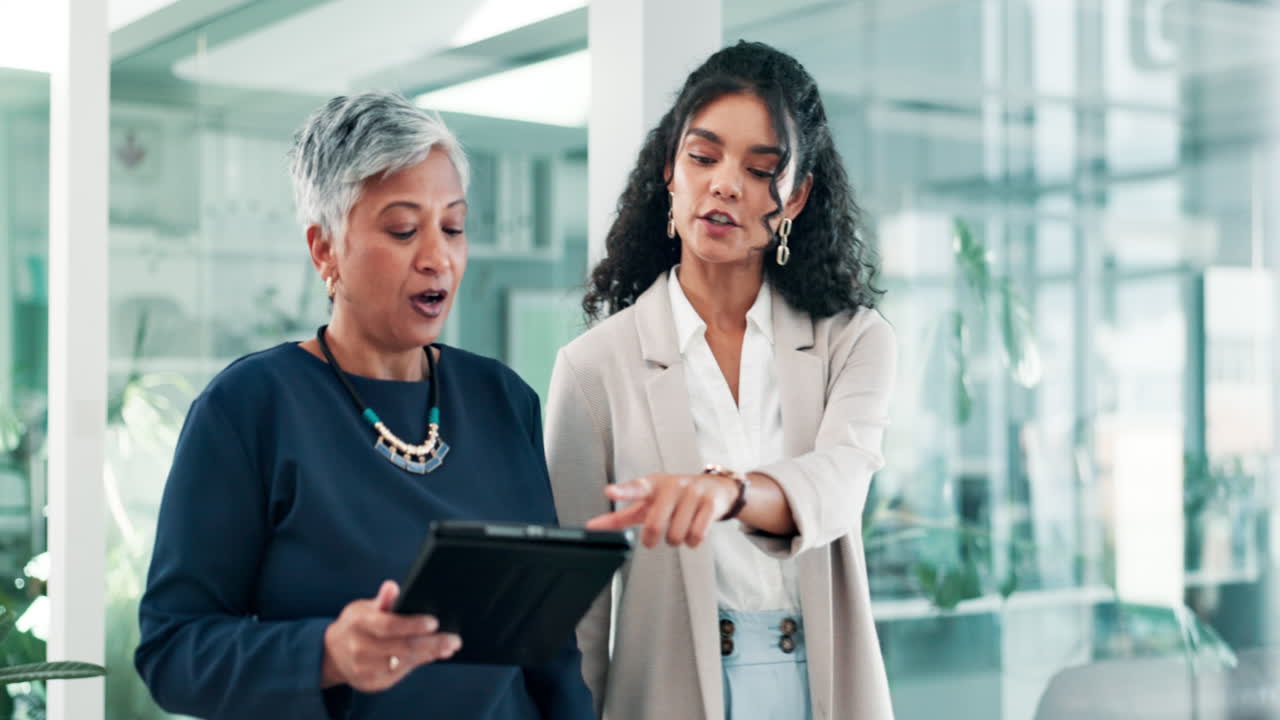 Donne d'affari che discutono di un progetto in un ufficio moderno