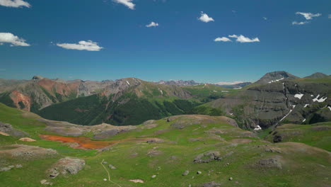 Luftdrohne,-Filmisch,-Große-Höhe,-Eis,-Seebecken,-Insel,-Seeweg,-üppige-Grüne-Wanderung,-Silverton,-Ouray,-Roter-Gebirgspass,-Colorado,-Verträumte-Himmlische-Rocky-Mountains-Szene,-Sommergipfel,-Abwärtsbewegung,-Vorwärtsbewegung