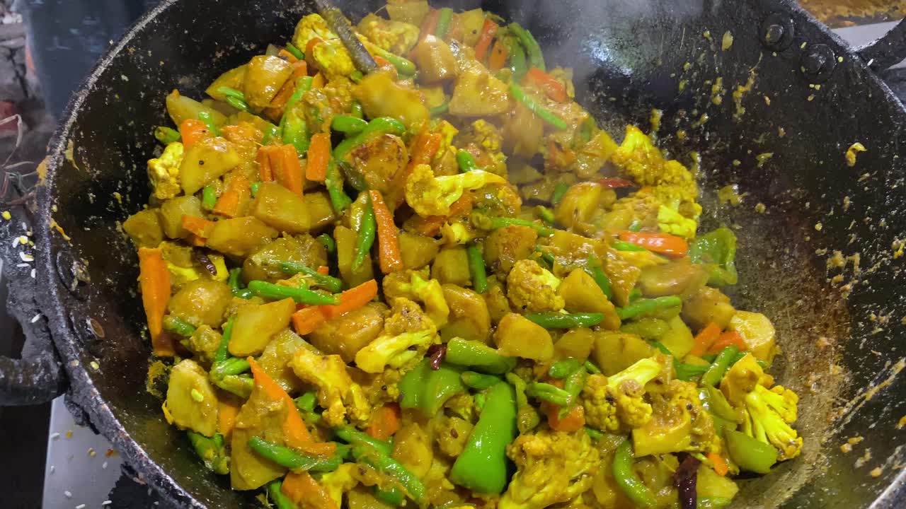 mezcla de curry de verduras - receta india, verduras mixtas que contienen zanahorias, coliflor, guisantes y frijoles con masala tradicional y curry