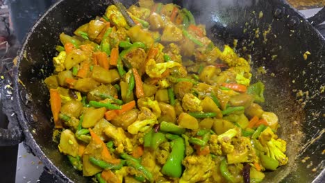 Mischen-Sie-Gemüse-Curry---Indisches-Rezept,-Gemischtes-Gemüse-Mit-Karotten,-Blumenkohl,-Grünen-Erbsen-Und-Bohnen-Mit-Traditionellem-Masala-Und-Curry