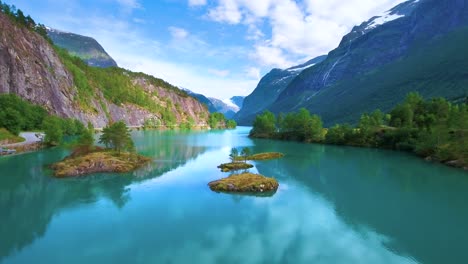 el lago lovatnet es una naturaleza hermosa de noruega.
