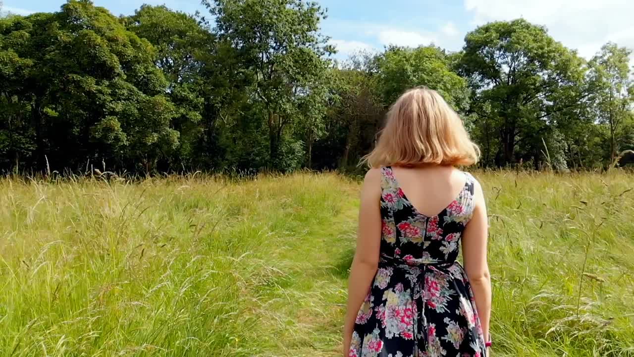 초록색  ⁇ 에서  ⁇ 는 여자 4k