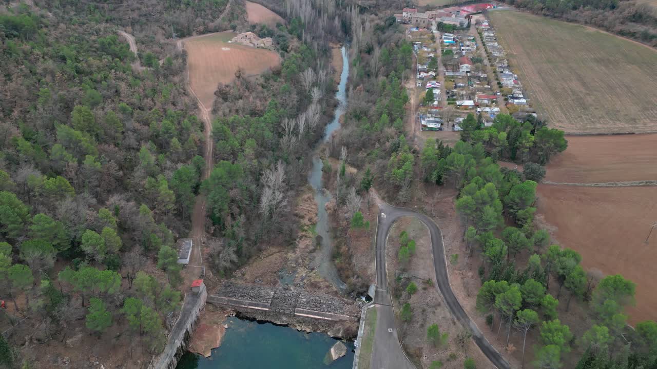 водохранилище сан-понсе с окружающим лесом и близлежащей деревней, барселона, взгляд с воздуха