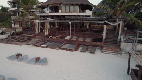 el complejo hotelero de amansala ofrece un ambiente agradable para los visitantes