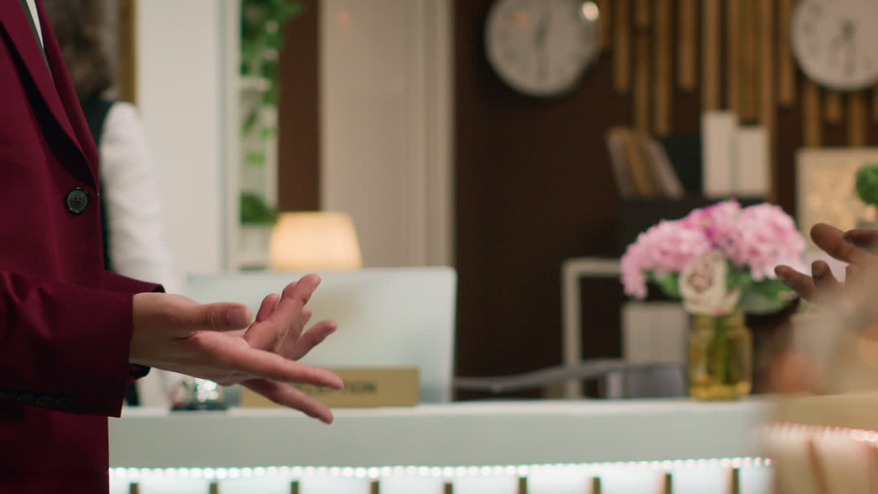 Un cameriere che stringe la mano a un ospite dell'hotel