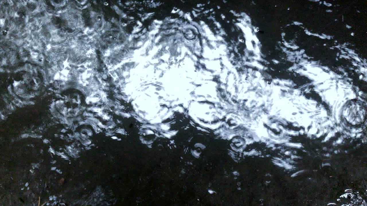 웅이에 떨어지는 방울의 질감