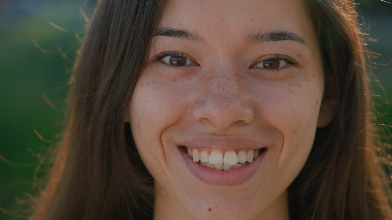 retrato de una mujer asiática sonriente