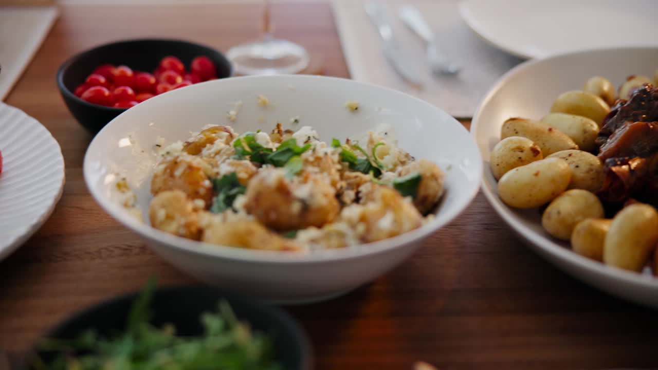еда, здоровье и салат на обед в столовой