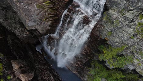 Cascada-Juvfossen-En-El-Sur-De-Noruega.-Imágenes-De-Drones