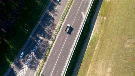 Luftaufnahme-–-Rotation-über-Der-Schnellstraße-–-Fahrzeuge,-Die-Sich-Auf-Der-Schnellstraße-Bewegen-–-Moderner-Kommunikationsknoten-–-Straßeninfrastruktur