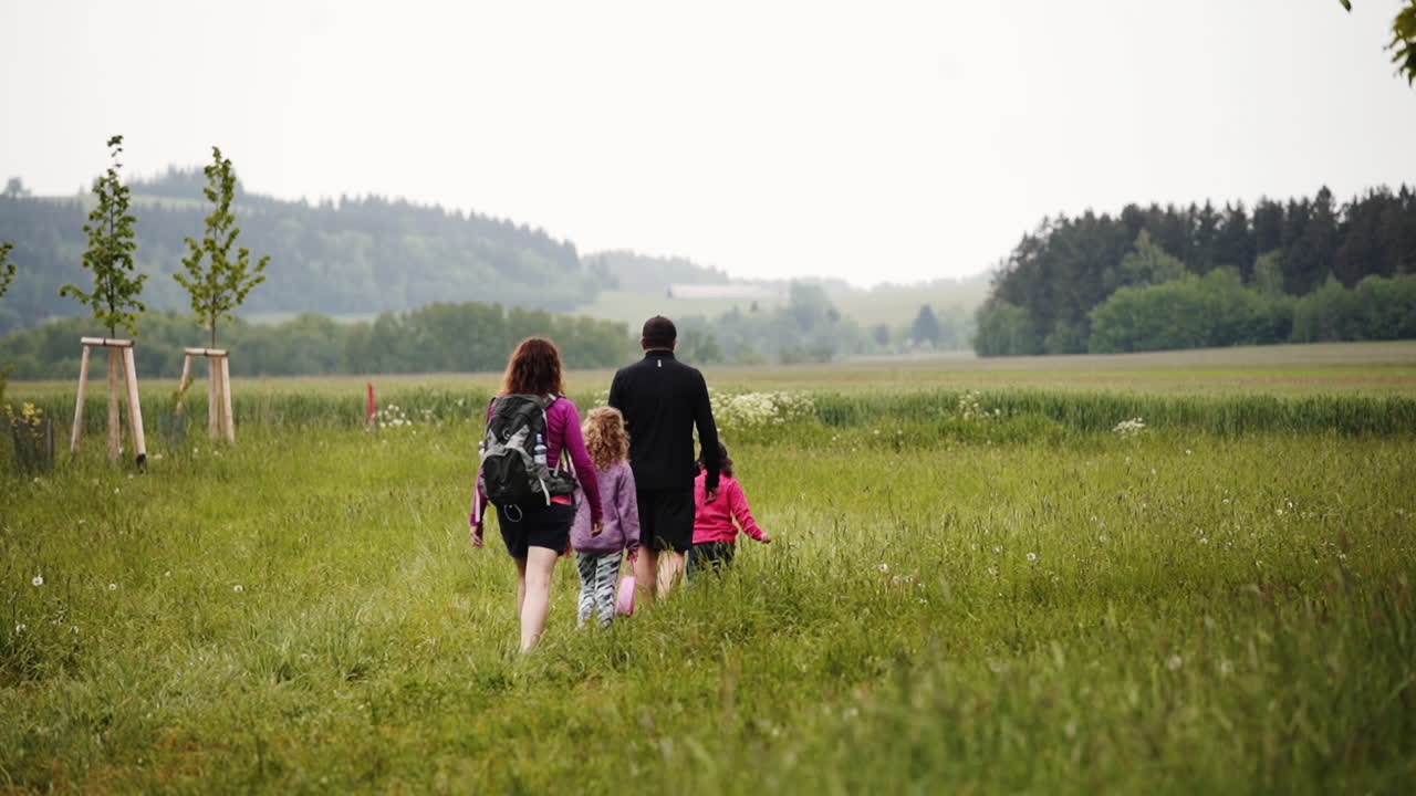 체코 돌니 모라바(dolní morava)의 그림 같은 시골을 배경으로 안개가 자욱한 지평선을 배경으로 하이킹하는 두 딸과 함께 한 가족의 정적인 풍경 사진