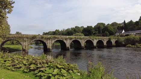 le pont sur la rivière nore à inistioge, dans le kilkenny, en irlande