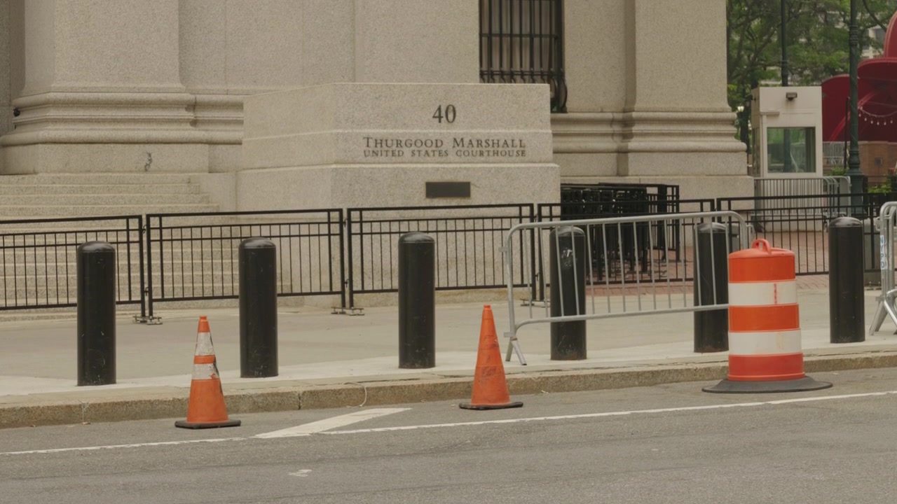 Vertikální švenk na budovu soudu Thurgooda Marshalla v New Yorku s projíždějícím autem