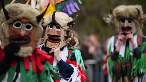 extrañas máscaras de kukers búlgaros