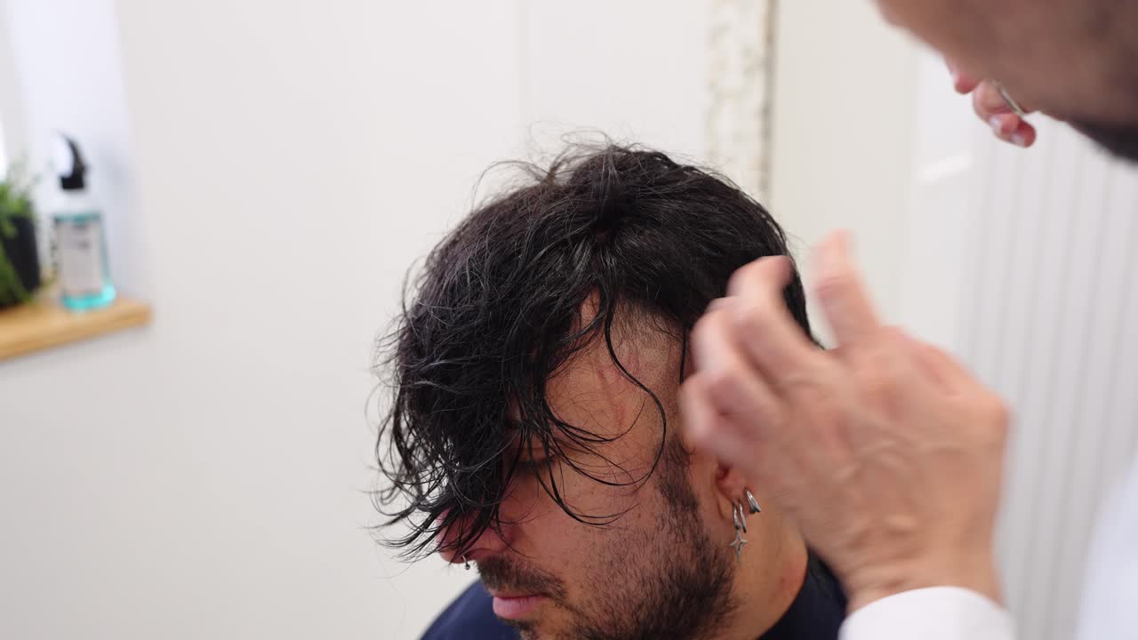 Uomo che si fa tagliare i capelli in un salone da parrucchiere