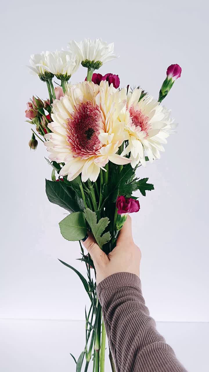 Mazzo di fiori tenuto in mano