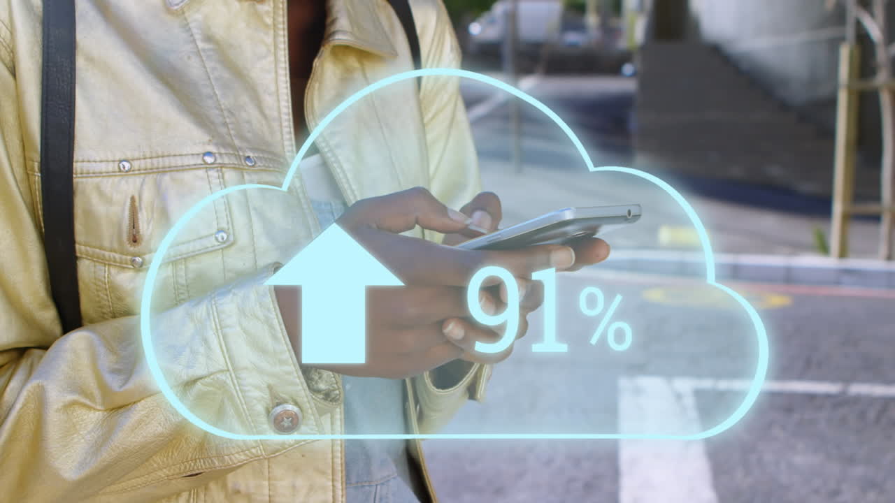animación de la nube digital con un porcentaje que sube sobre la mujer que usa un teléfono inteligente