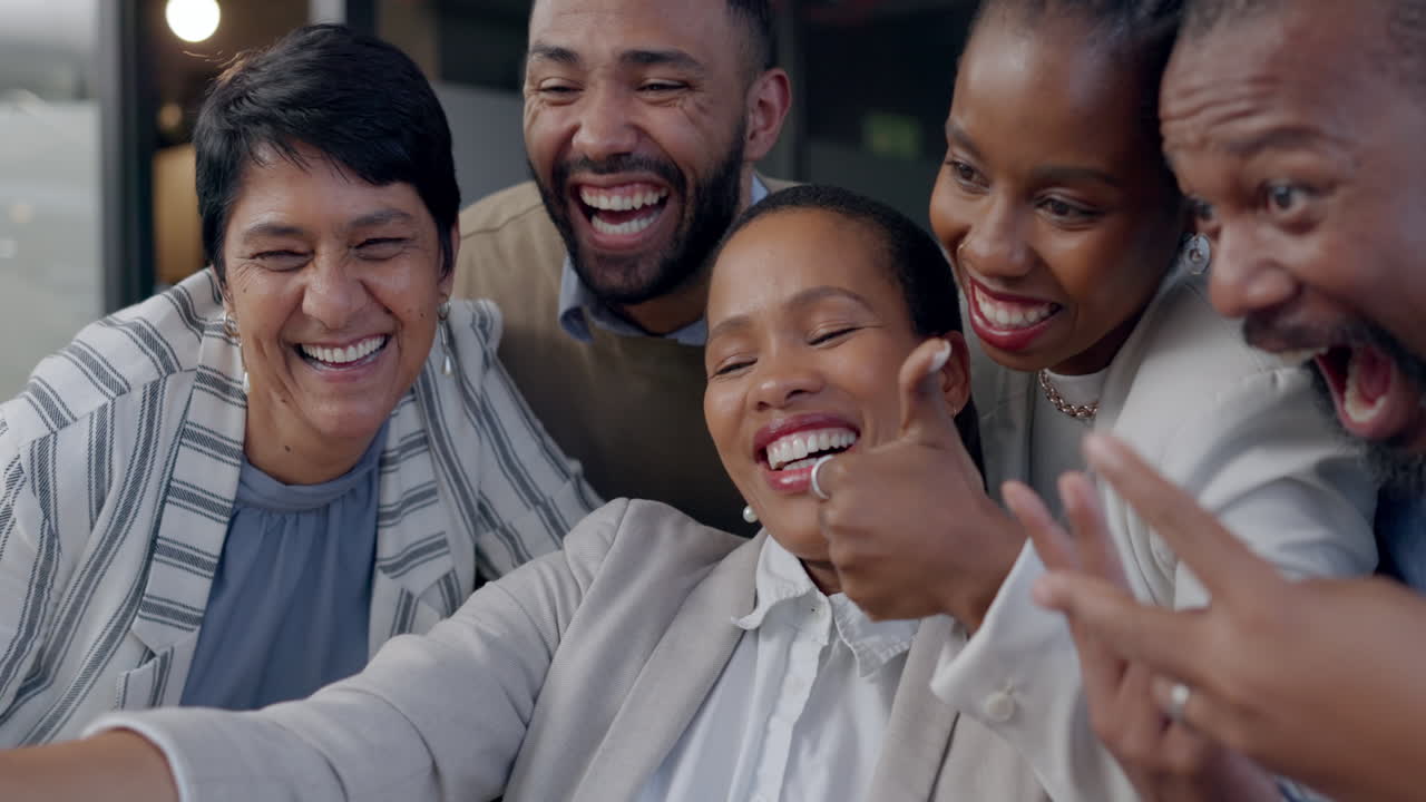 selfie de trabajo, feliz o empleados en una videollamada