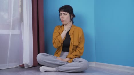 Mujer-Joven-Enferma-Tosiendo-Apoyada-Contra-La-Pared.-Desesperanzado.