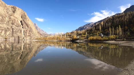 vista panorámica izquierda desde la costa a través del lago khalti durante un día soleado