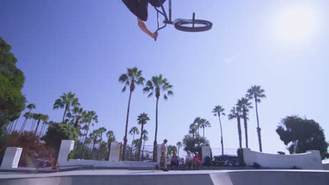 Ein-BMX-Fahrer-Macht-Einen-Hochsprung-In-Einem-Skatepark-3